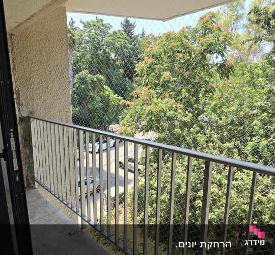 רשת יונים מותקנת על מרפסת למניעת כניסת יונים